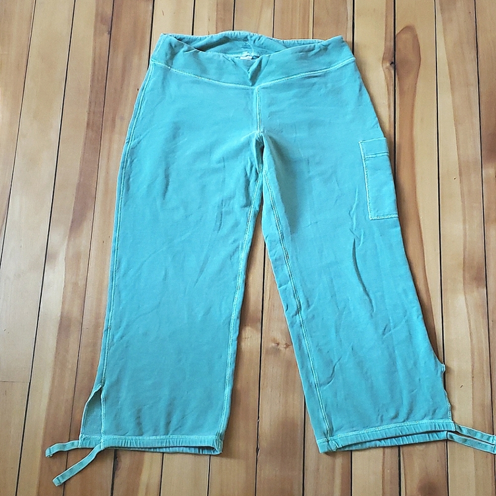 Green cropped pants